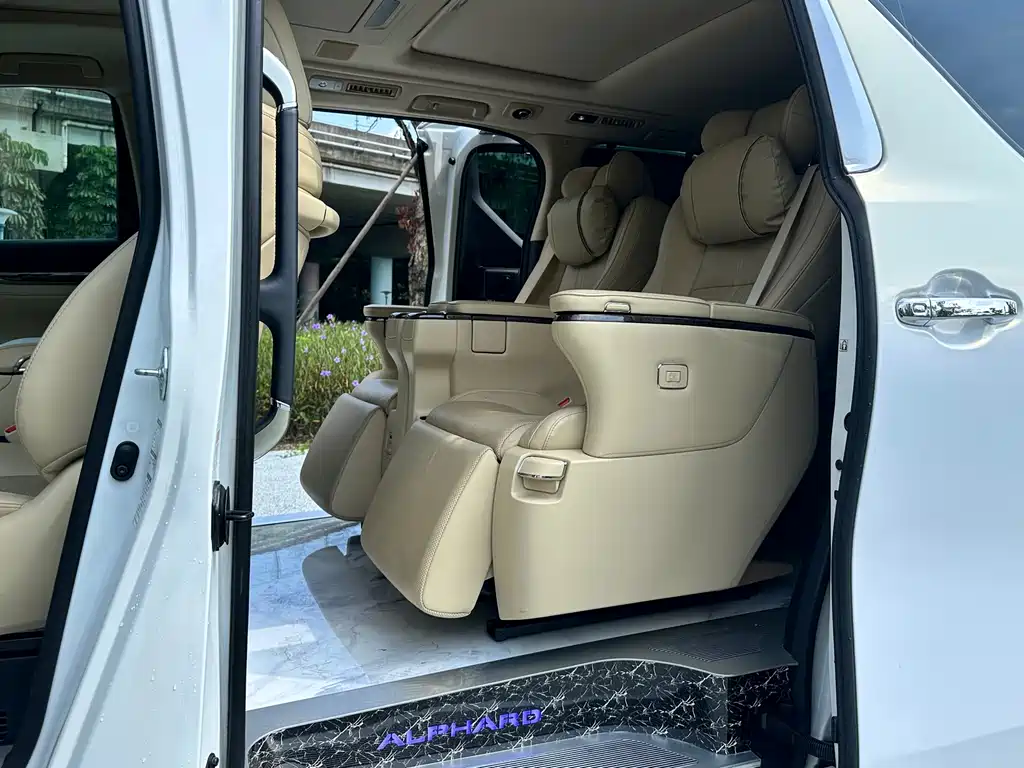 Toyota Alphard 2023 — фото 13