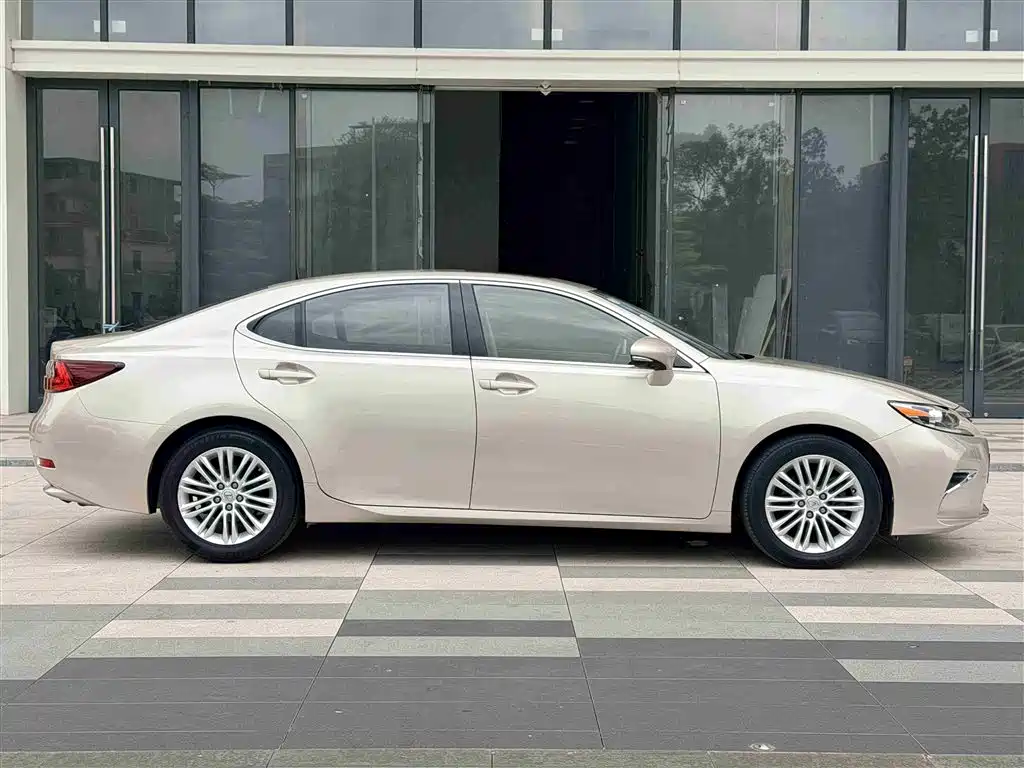 Lexus ES 2017 — фото 10
