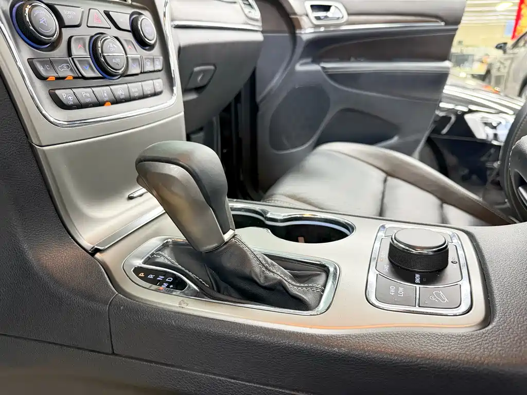 Jeep Grand Cherokee 2018 — фото 12