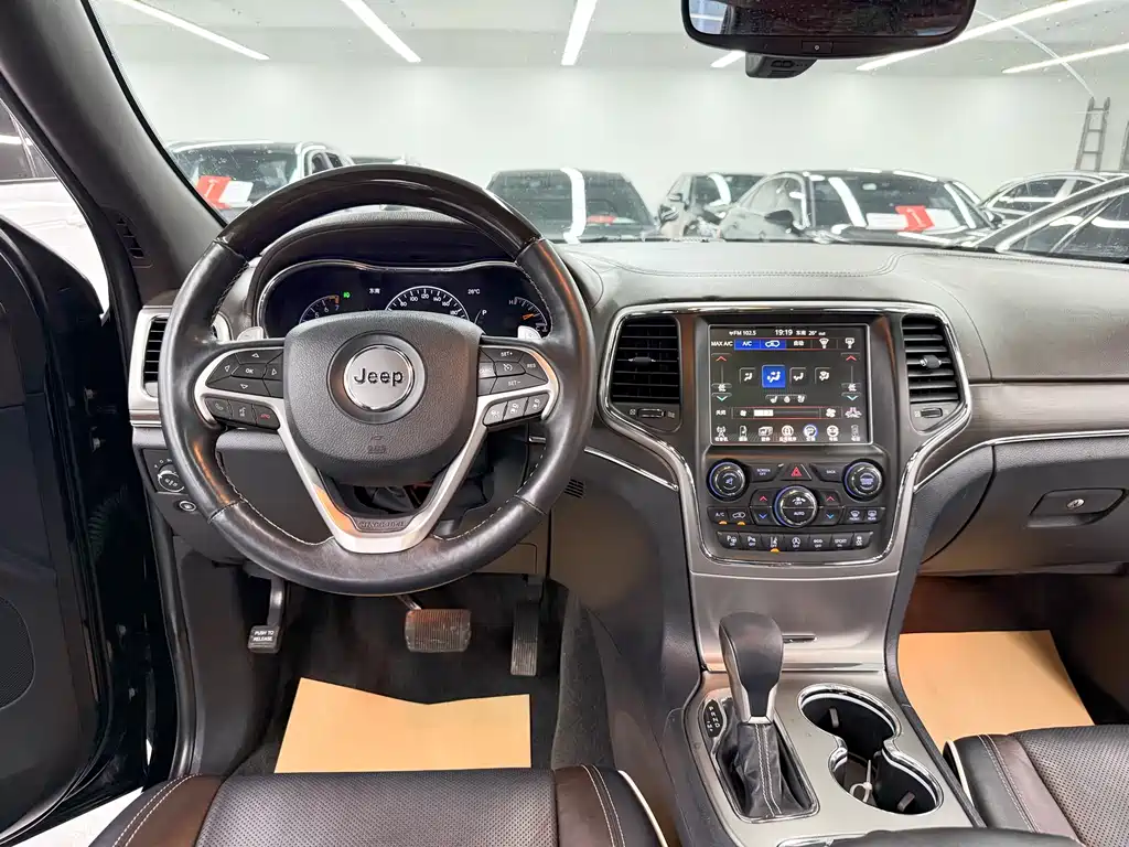 Jeep Grand Cherokee 2018 — фото 16