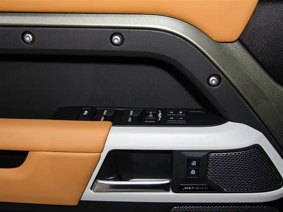 Land Rover Defender 2023 — фото 24