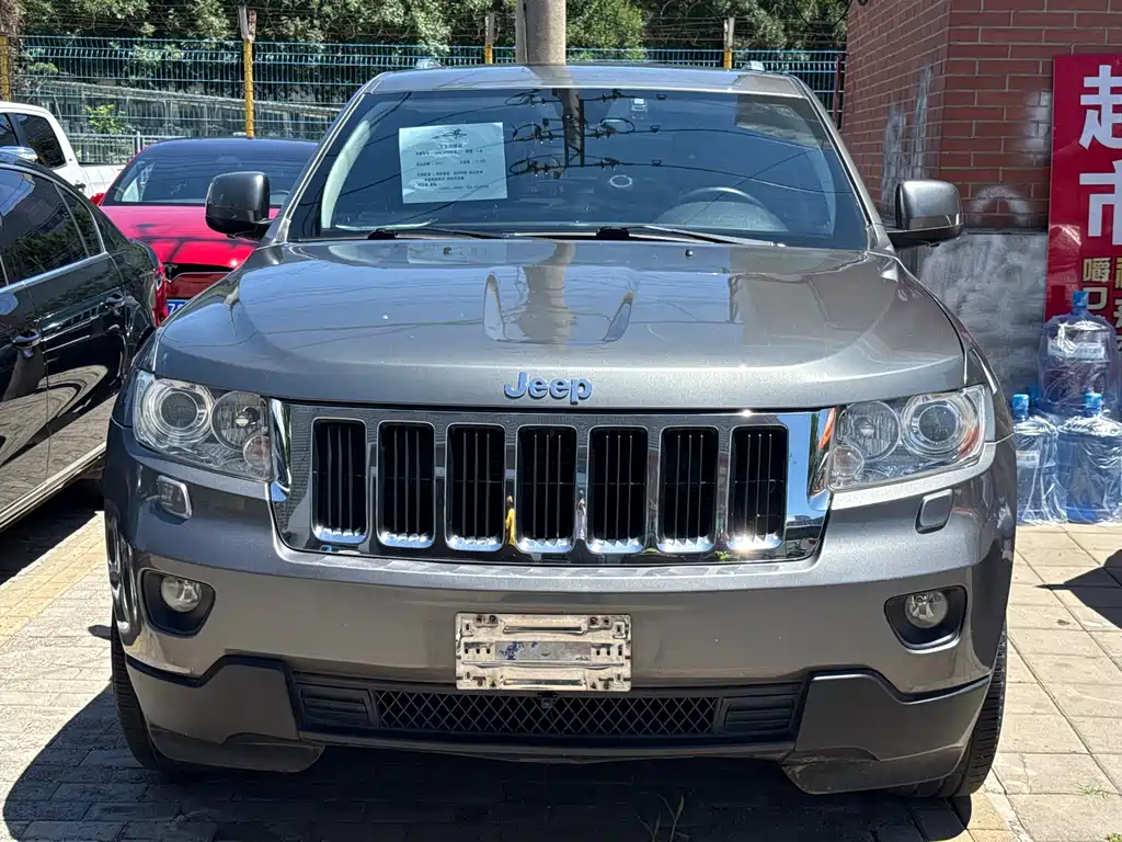 Jeep Grand Cherokee 2012 — фото 2