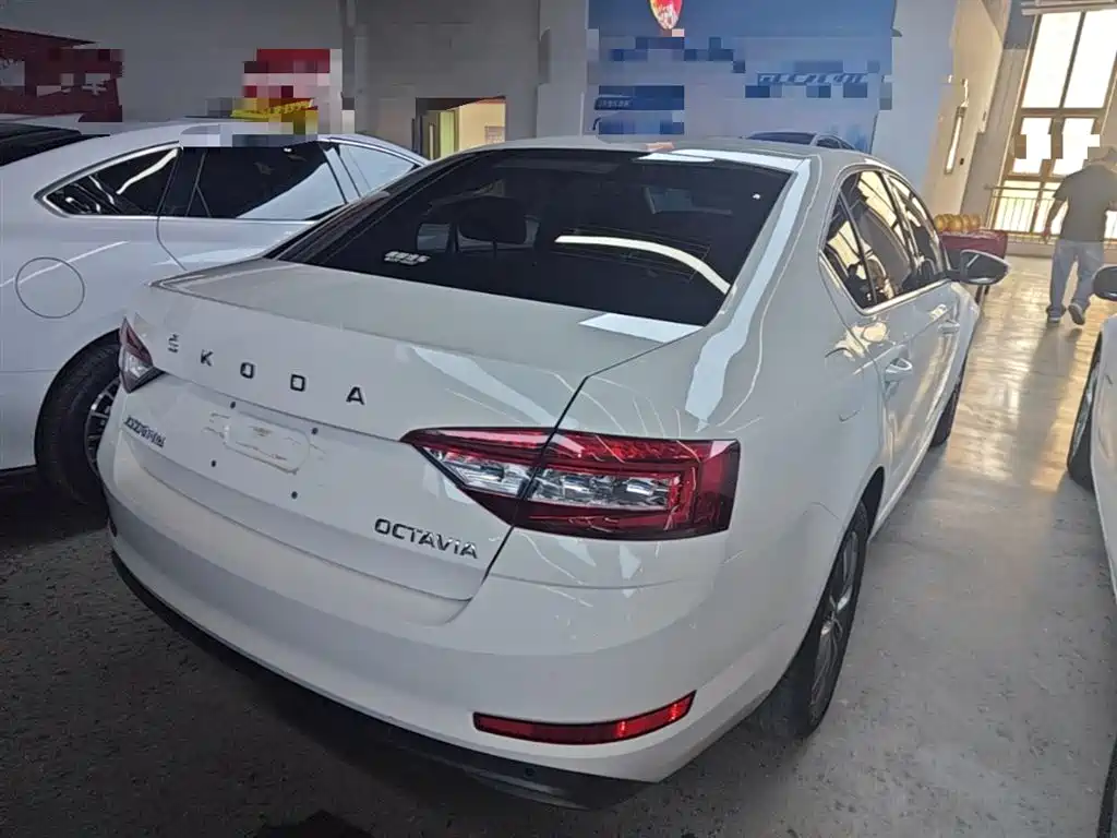 Skoda Octavia 2022 — фото 7