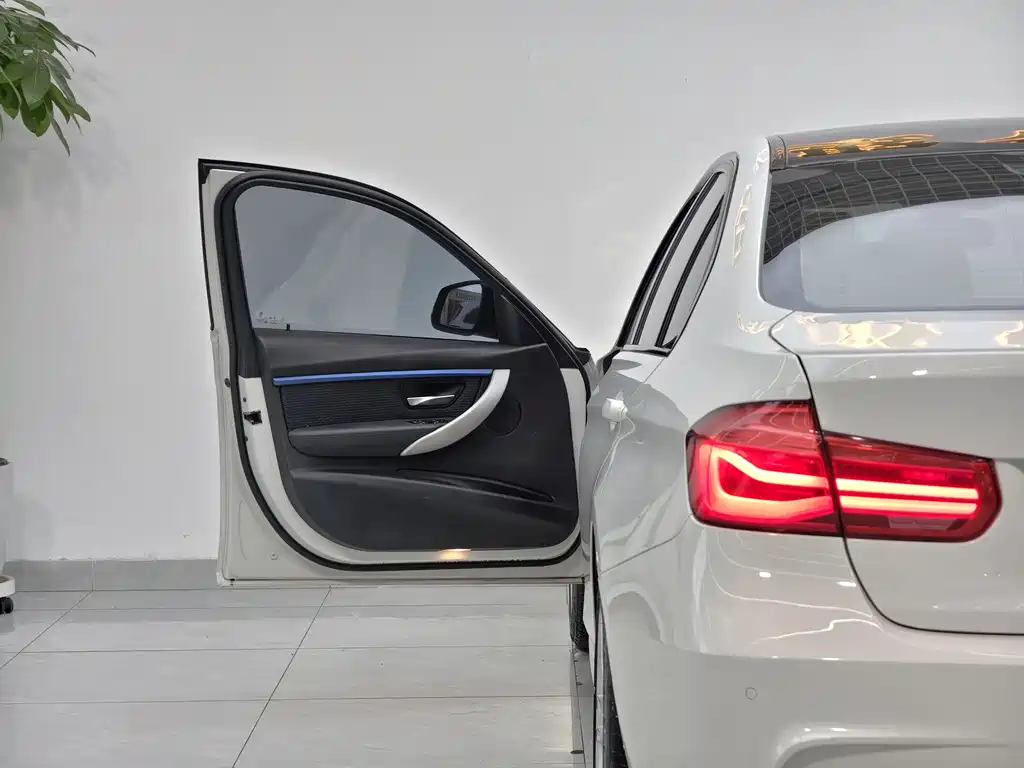 BMW 3 Series 2017 — фото 11