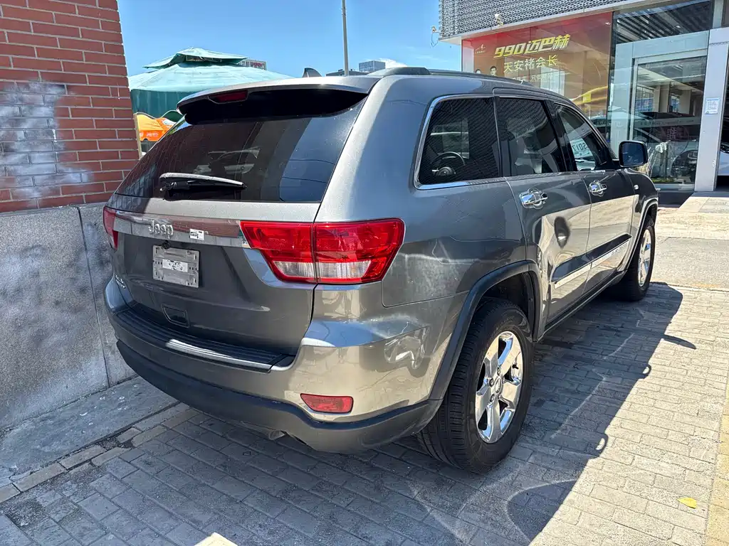 Jeep Grand Cherokee 2012 — фото 13