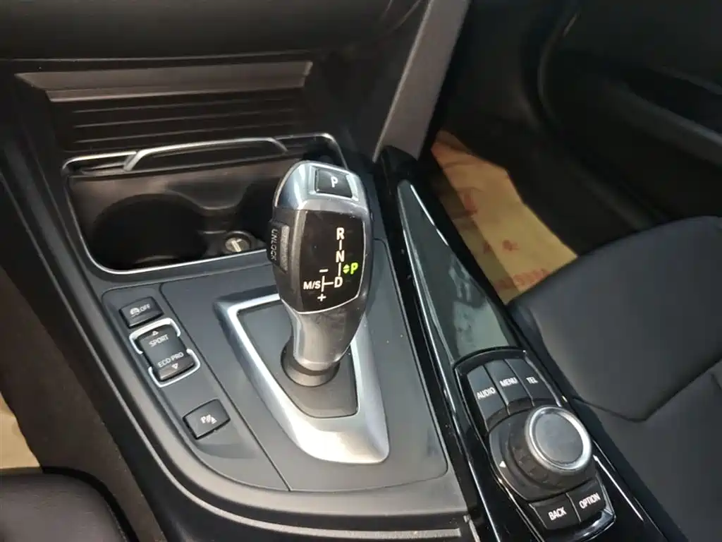 BMW 3 Series 2017 — фото 14