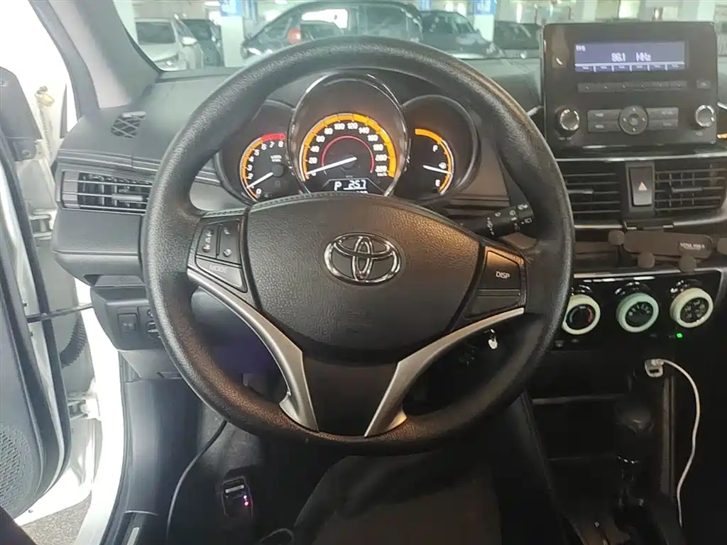Toyota Yaris L 2022 — фото 11