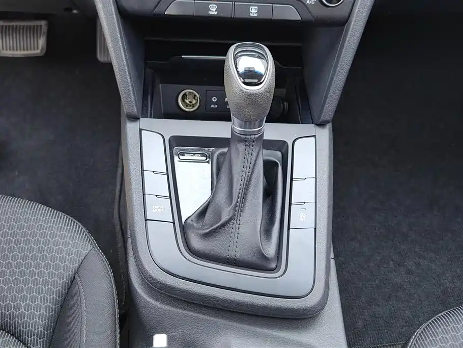 Hyundai Elantra 2018 — фото 16