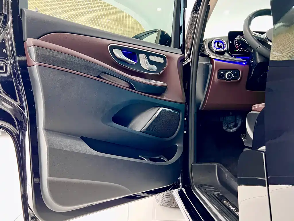 Mercedes-Benz V-Class 2025 — фото 22