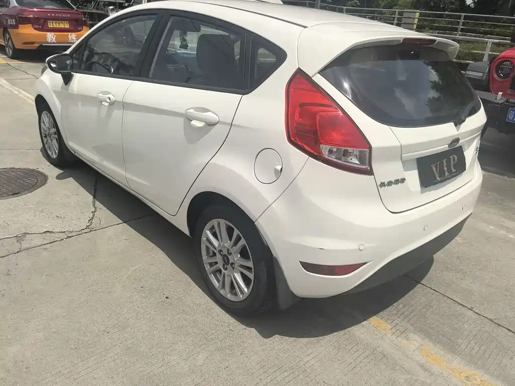 Ford Fiesta 2015 — фото 6