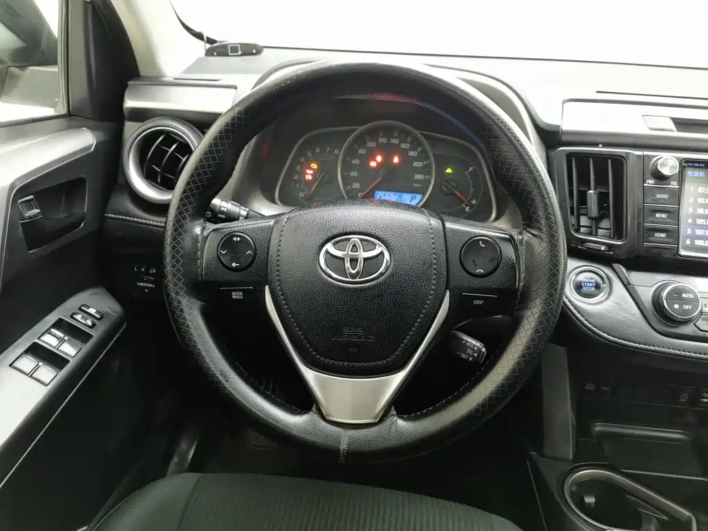 Toyota RAV4 2018 — фото 11