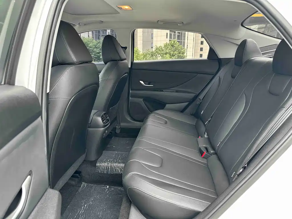 Hyundai Elantra 2023 — фото 10