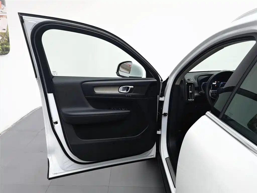 Volvo XC40 2020 — фото 8