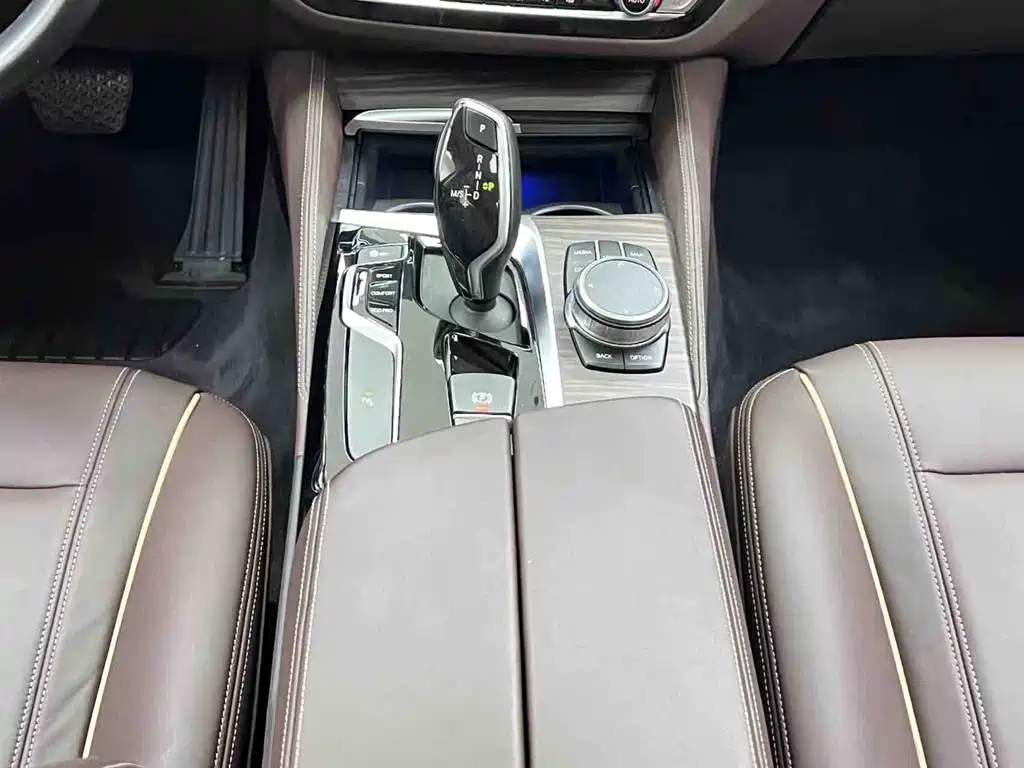 BMW 5 Series 2020 — фото 16