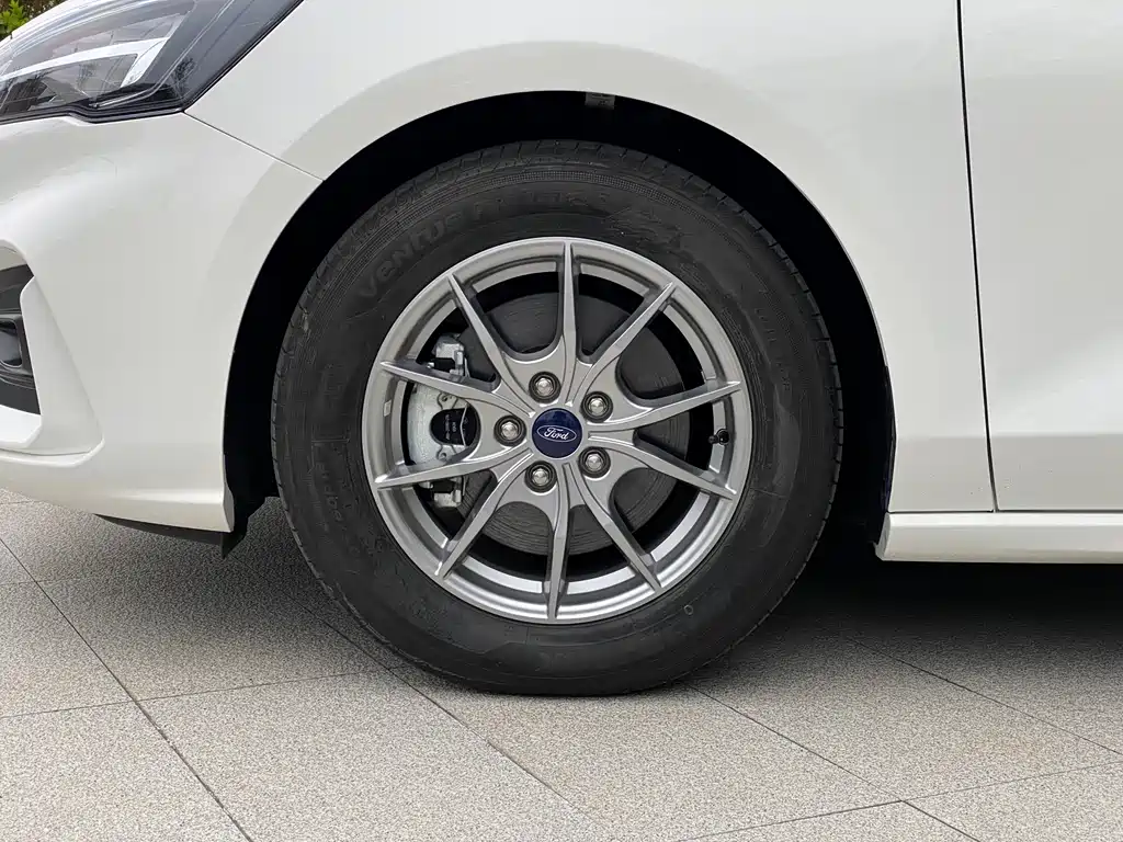 Ford Focus 2022 — фото 12