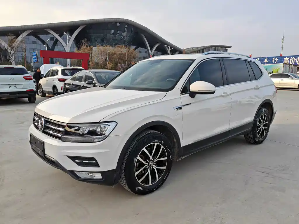 Volkswagen Tiguan L 2019 — фото 1