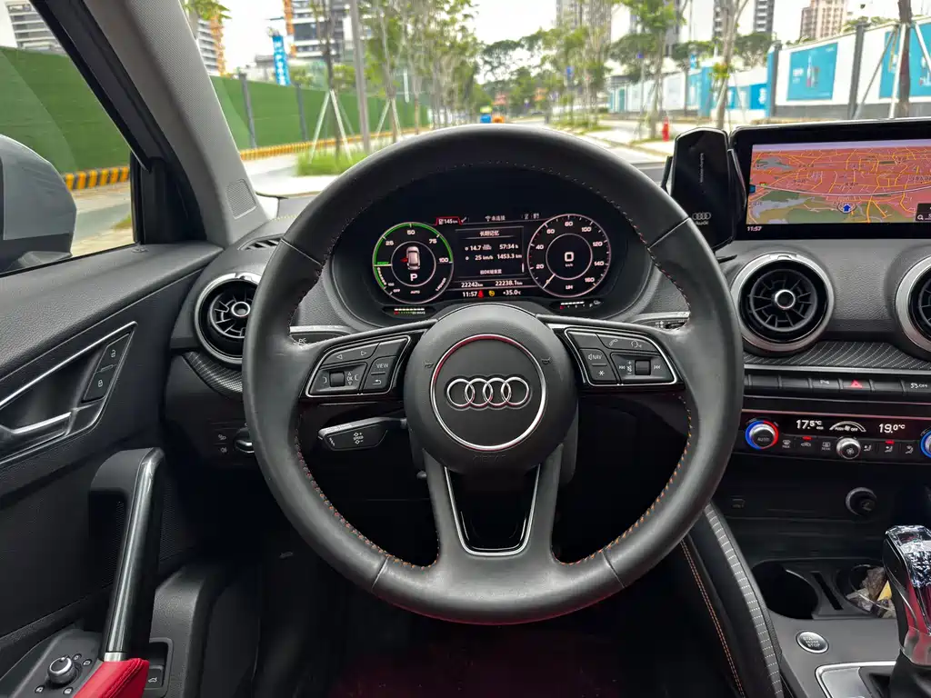 Audi Q2L e-tron 2022 — фото 12