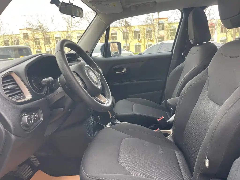 Jeep Renegade 2018 — фото 10