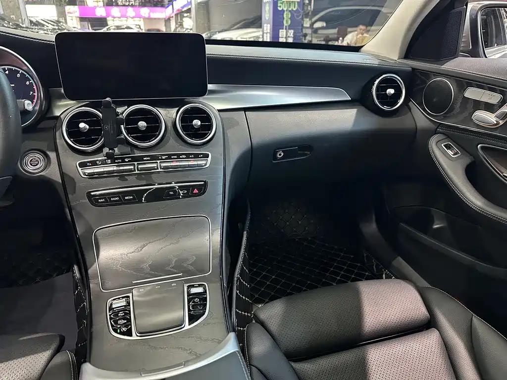 Mercedes-Benz C-Class 2019 — фото 17