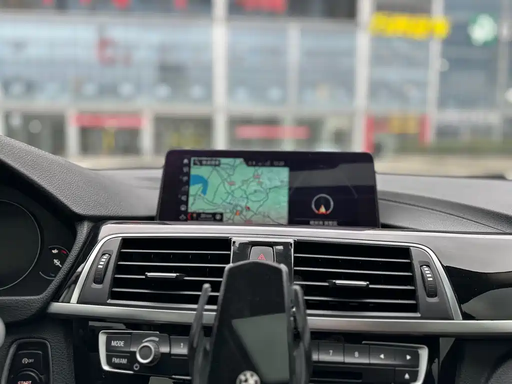 BMW 3 Series 2019 — фото 19