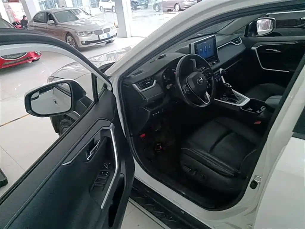 Toyota RAV4 2021 — фото 16