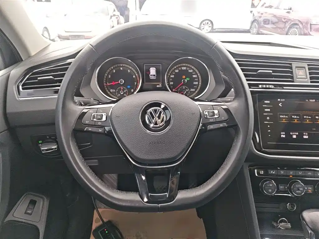 Volkswagen Tiguan L 2020 — фото 11