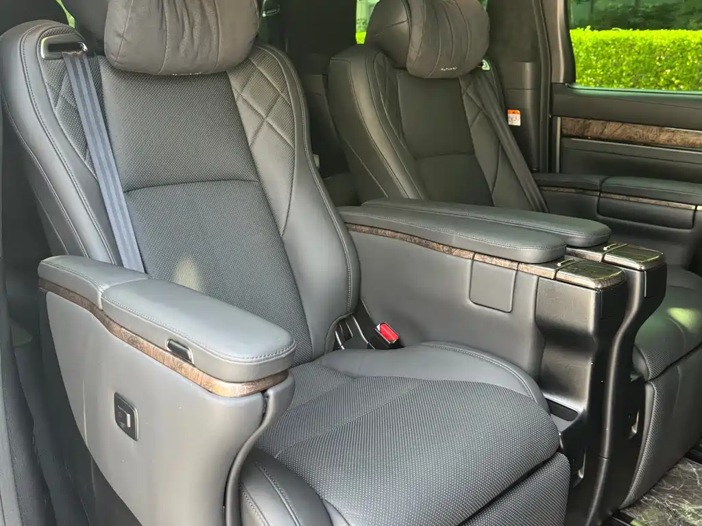 Toyota Alphard 2023 — фото 15