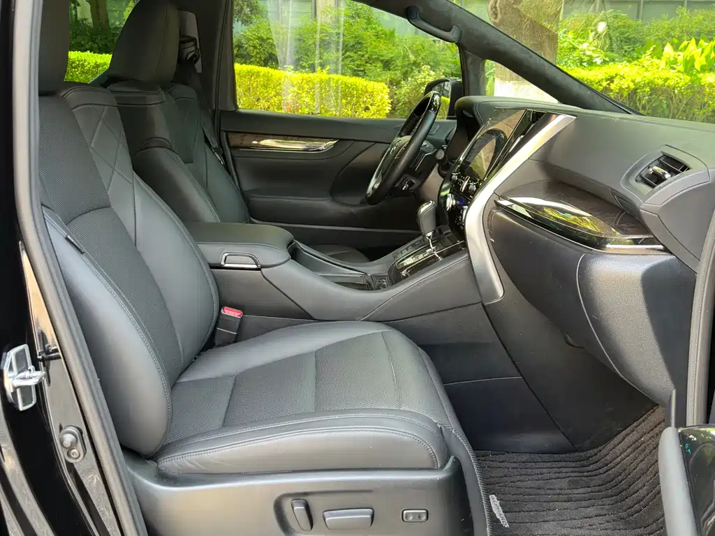 Toyota Alphard 2023 — фото 13