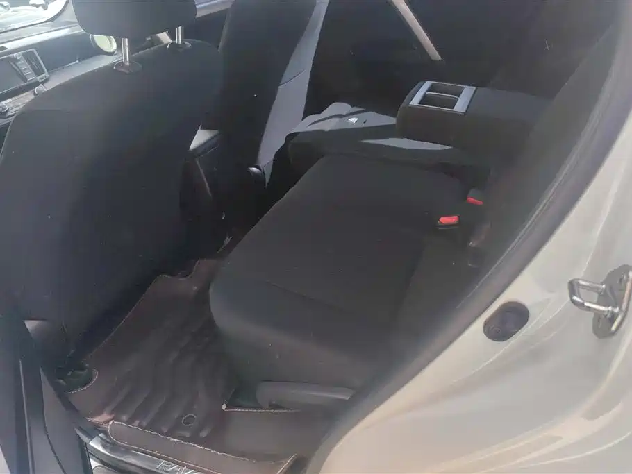 Toyota RAV4 2016 — фото 11