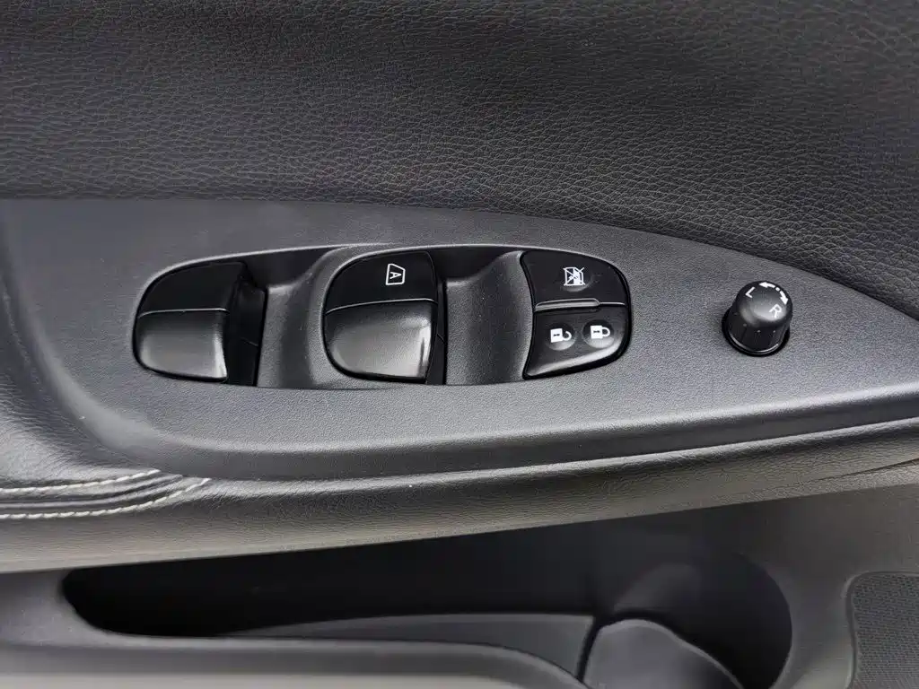 Nissan Tiida 2017 — фото 9
