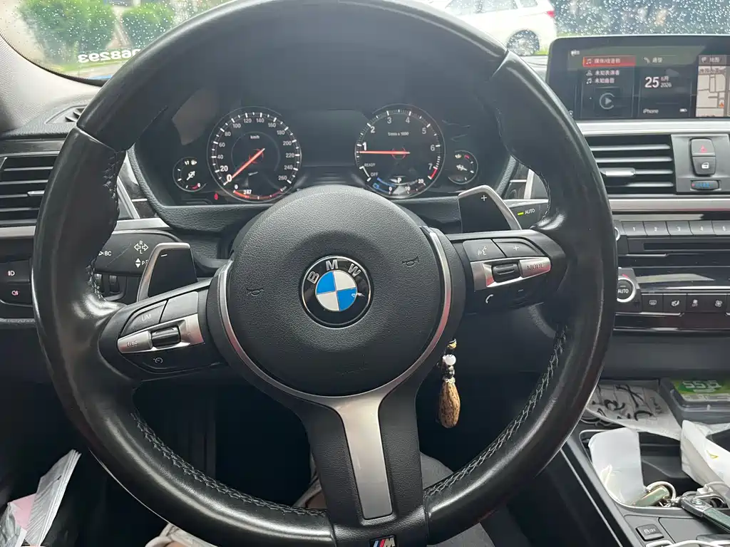 BMW 3 Series 2018 — фото 13