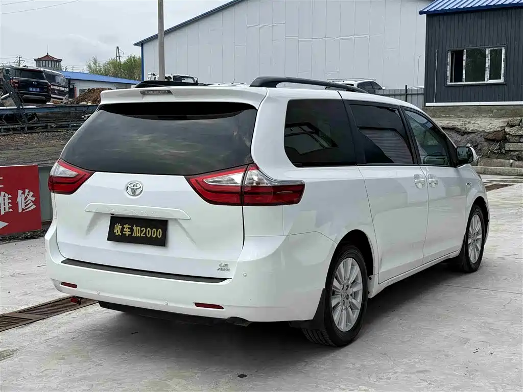 Toyota Sienna 2017 — фото 8