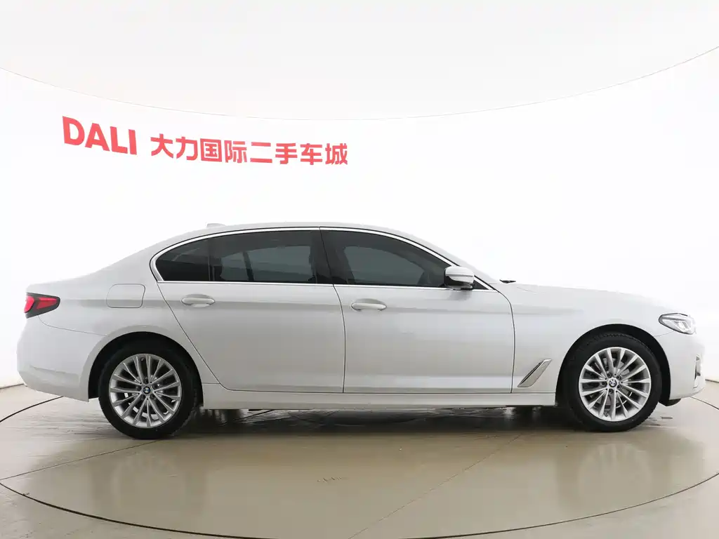 BMW 5 Series 2021 — фото 10