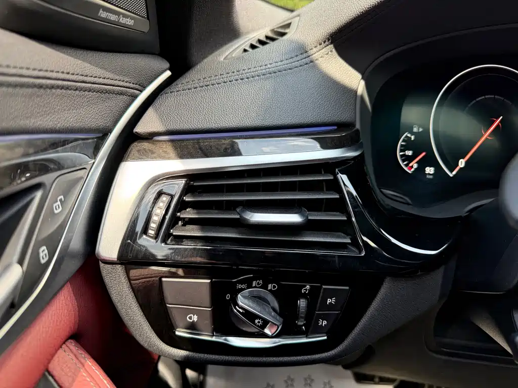 BMW 5 Series 2019 — фото 16