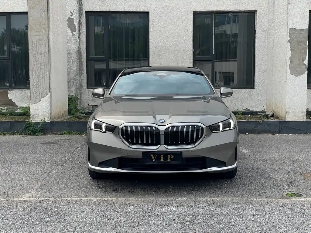 BMW 5 Series 2025 — фото 2