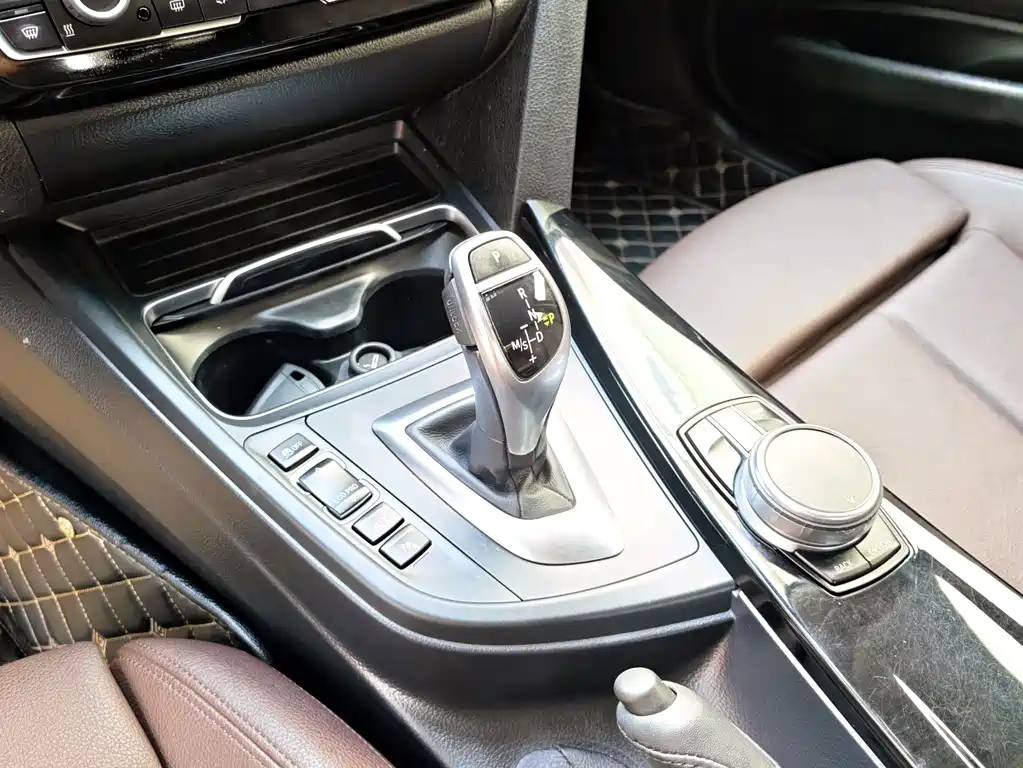 BMW 3 Series 2018 — фото 12