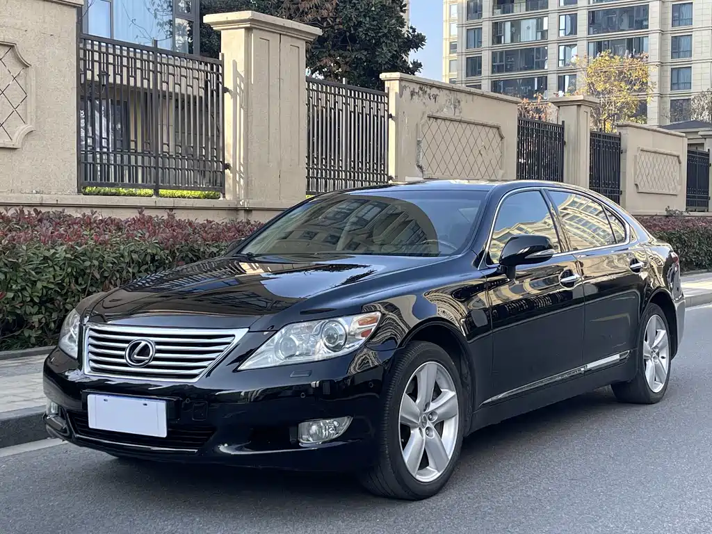 Lexus LS 2011 — фото 1