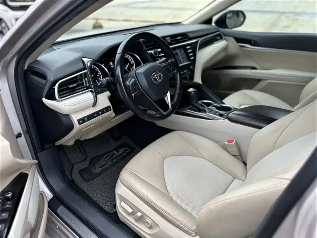 Toyota Camry 2018 — фото 10