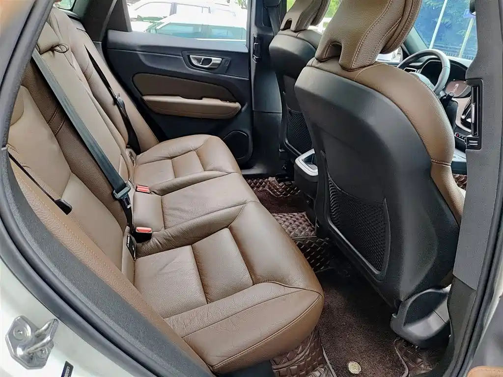 Volvo XC60 2022 — фото 11