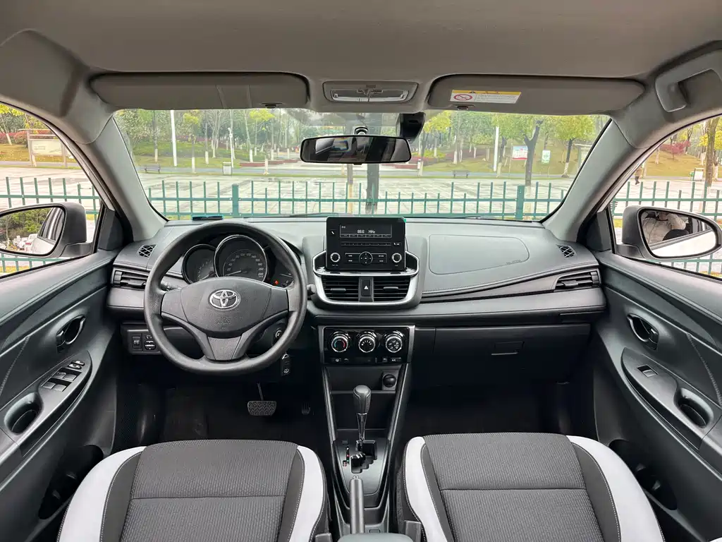 Toyota Yaris L 2021 — фото 10