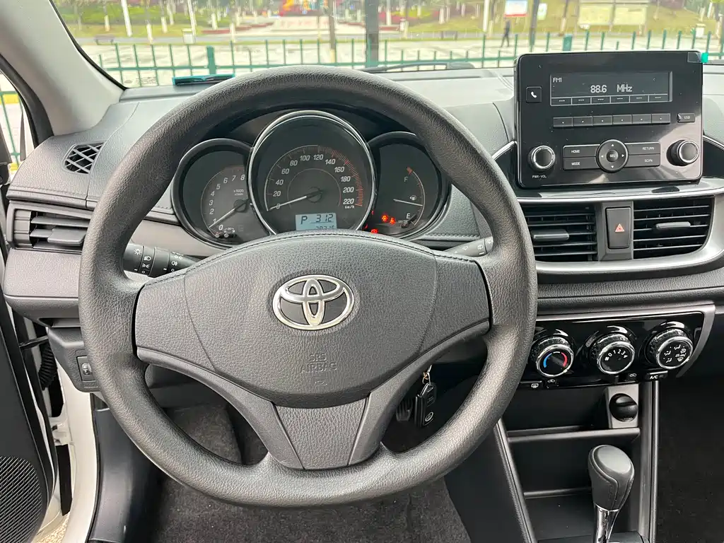 Toyota Yaris L 2021 — фото 15