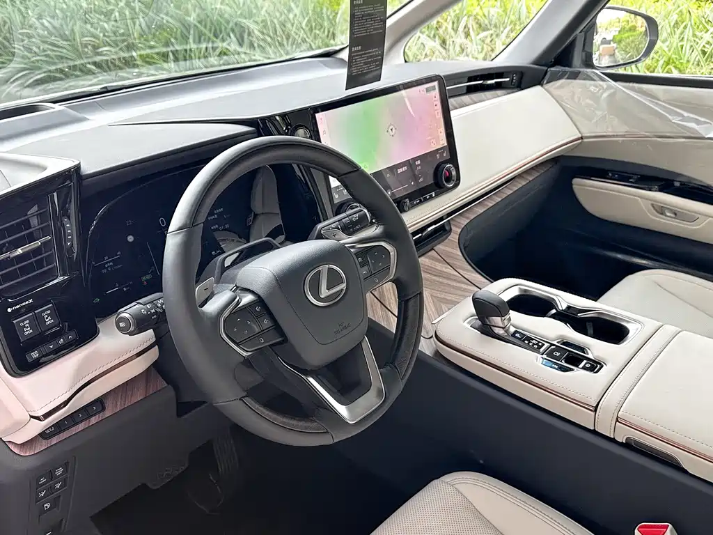 Lexus LM — фото 7