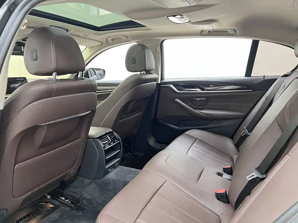 BMW 5 Series 2019 — фото 15