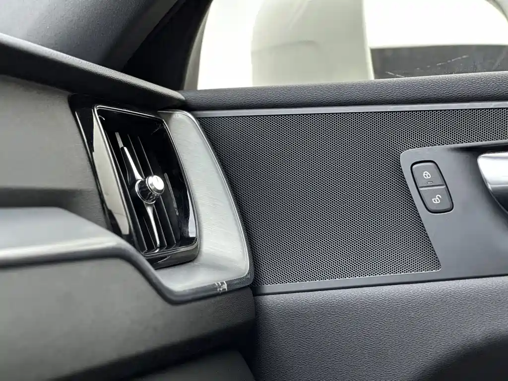 Volvo XC60 2021 — фото 10