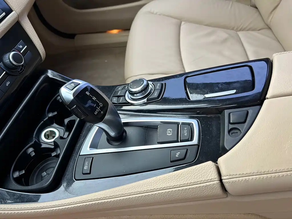 BMW 5 Series 2011 — фото 13