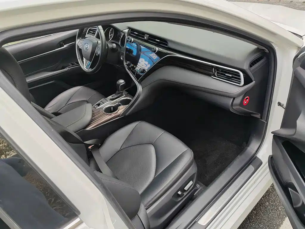 Toyota Camry 2019 — фото 9