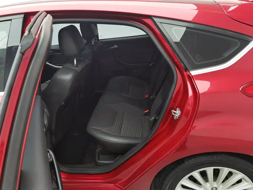 Ford Focus 2015 — фото 15