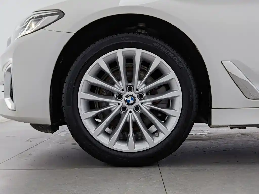 BMW 5 Series 2022 — фото 17