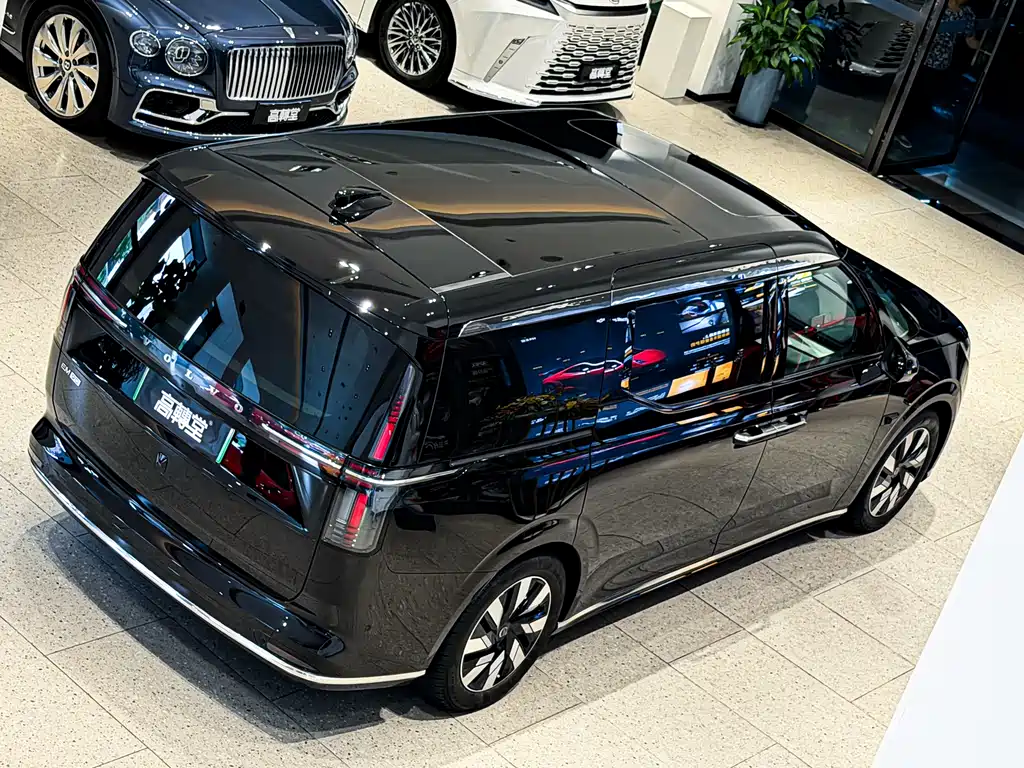 Volvo EM90 2024