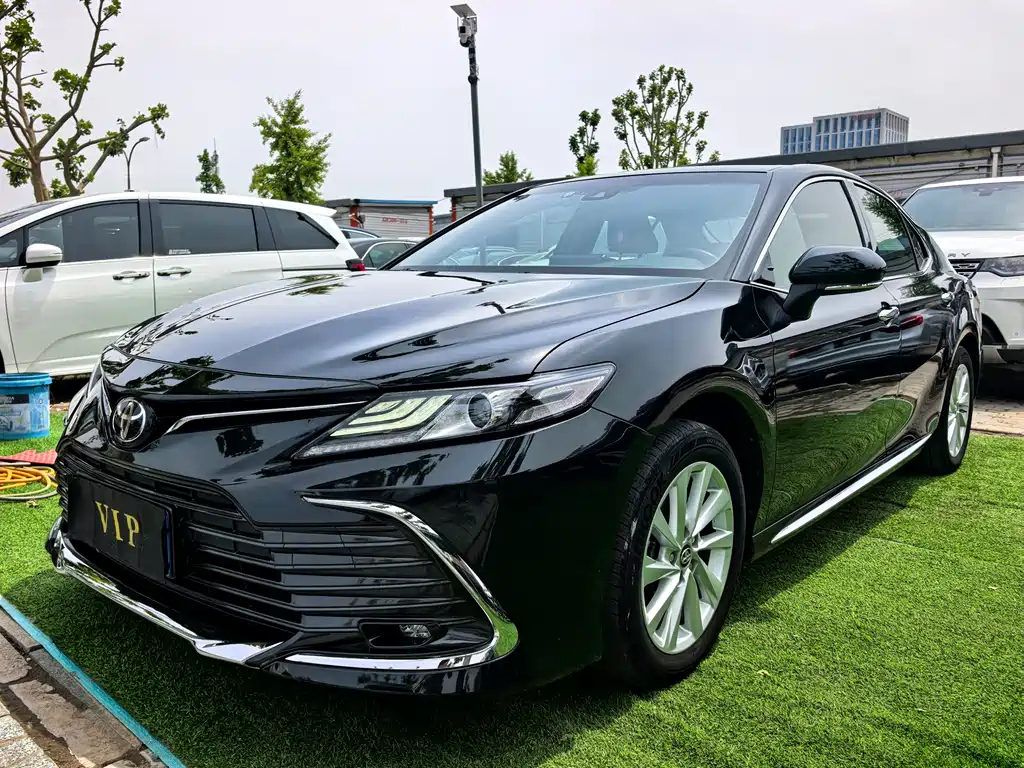 Toyota Camry 2023 — фото 1